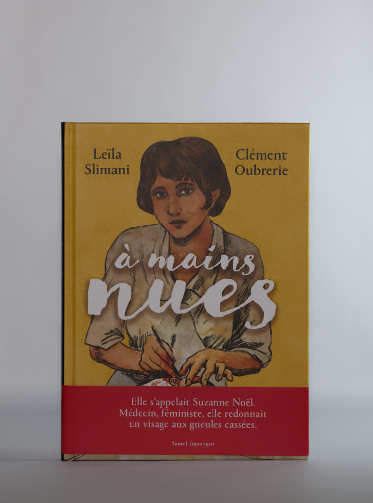 A main Nues portrait de Suzanne Noël de Leïla Slimani et Clément Oubrerie. Edition Les Arènes BD. Photo; Philippe Lim