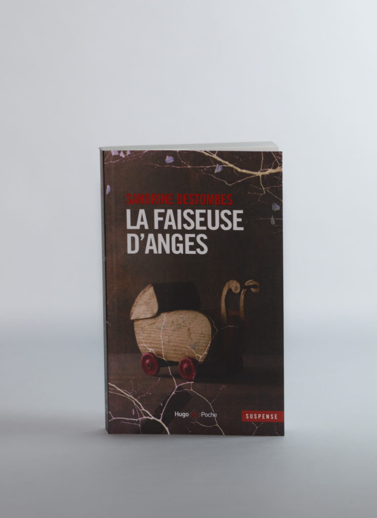 La Faiseuse d'anges de Sandrine Destombes. Edition Hugo Poche. Photo: Philippe Lim