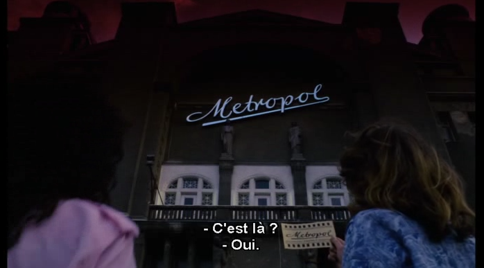 Cheryl et Kahy devant le Metropol dans Démons. Carlotta Films