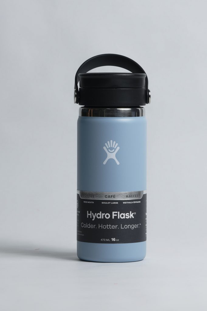 Coffee with Flex Sip une des bouteilles isothermes  d'Hydro Flask. Photo: Philippe Lim